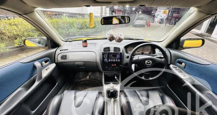 MAZDA 323 2000