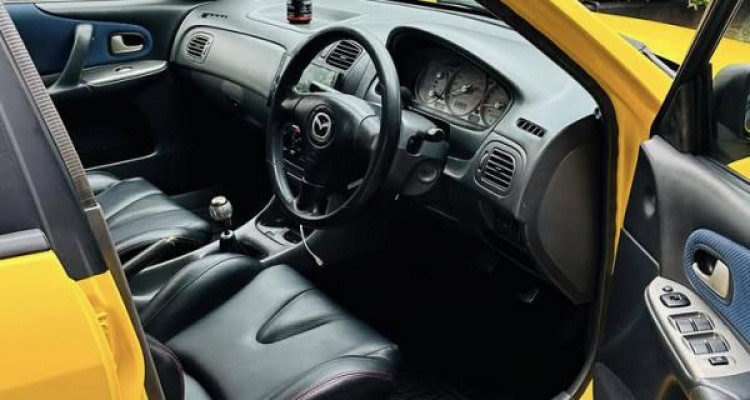 MAZDA 323 2000