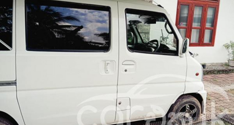 MITSUBISHI MINICAB 2000