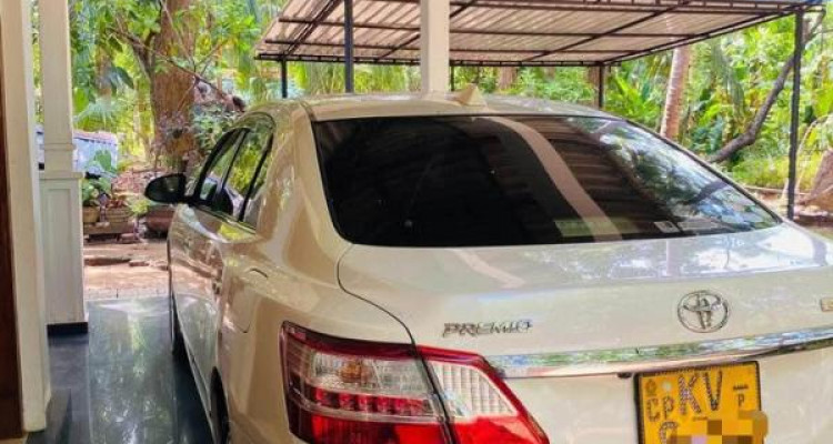 TOYOTA PREMIO 2013
