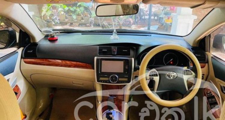 TOYOTA PREMIO 2013
