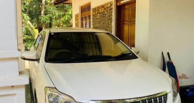TOYOTA PREMIO 2013