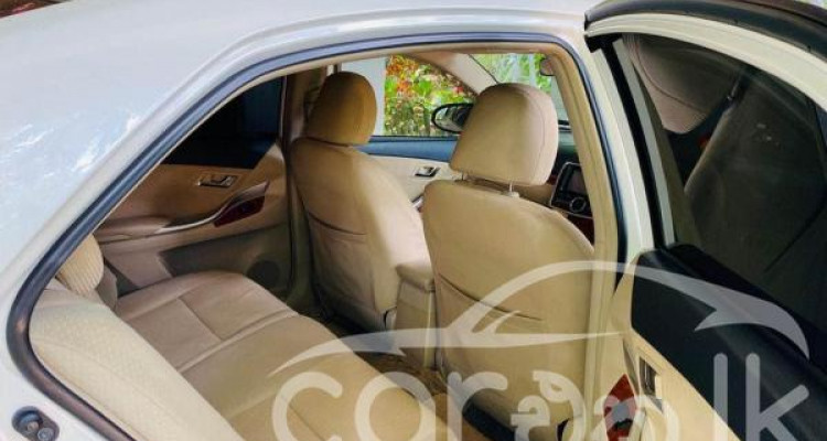 TOYOTA PREMIO 2013