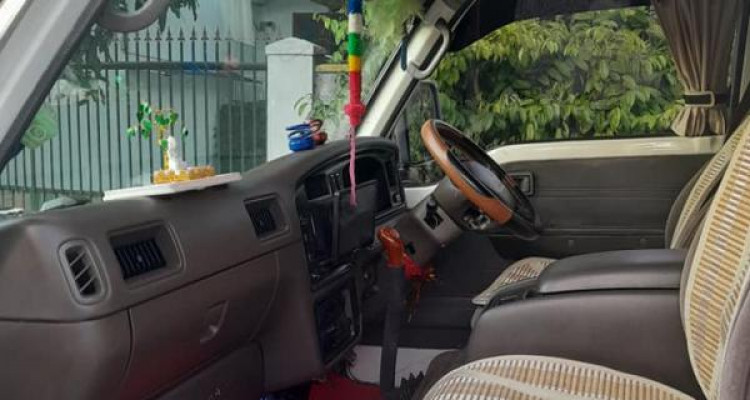 NISSAN CARAVAN 1995