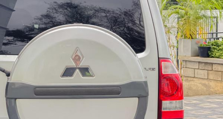 MITSUBISHI MONTERO 2004