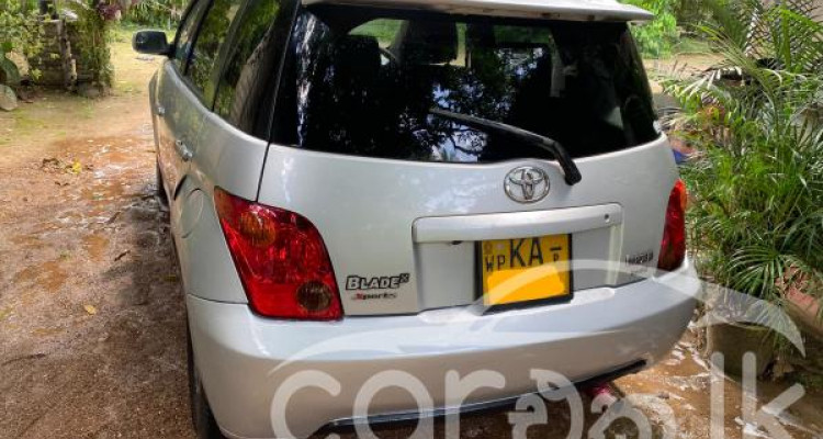 TOYOTA IST 2002