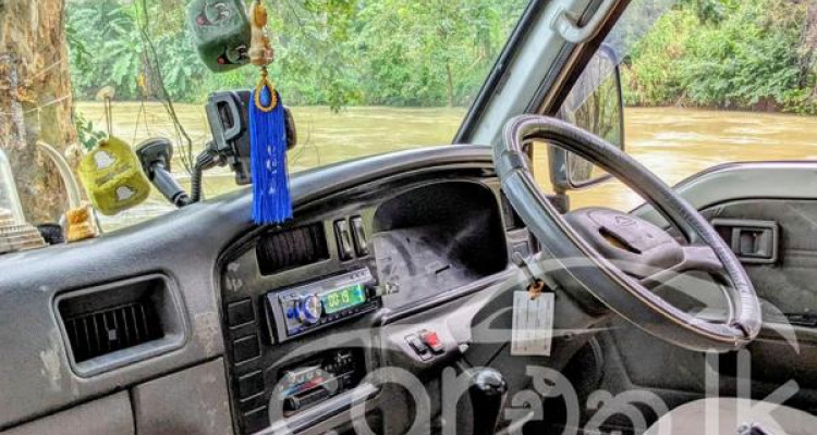 NISSAN CARAVAN 1996