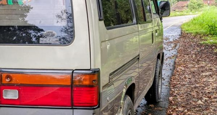 NISSAN CARAVAN 1996