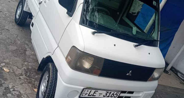 MITSUBISHI MINICAB 2003