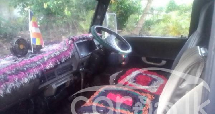 NISSAN CARAVAN 1985
