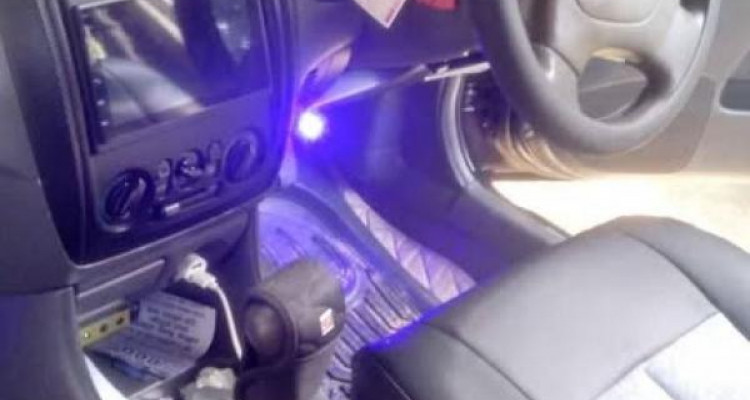 MAZDA 323 2000