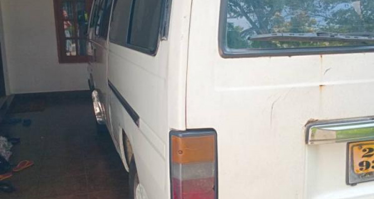 NISSAN CARAVAN 1995