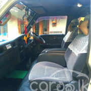 NISSAN CARAVAN 2001