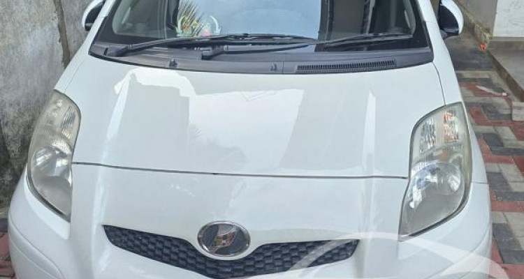 TOYOTA VITZ 2010