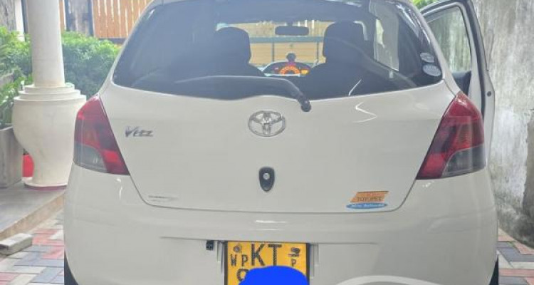 TOYOTA VITZ 2010