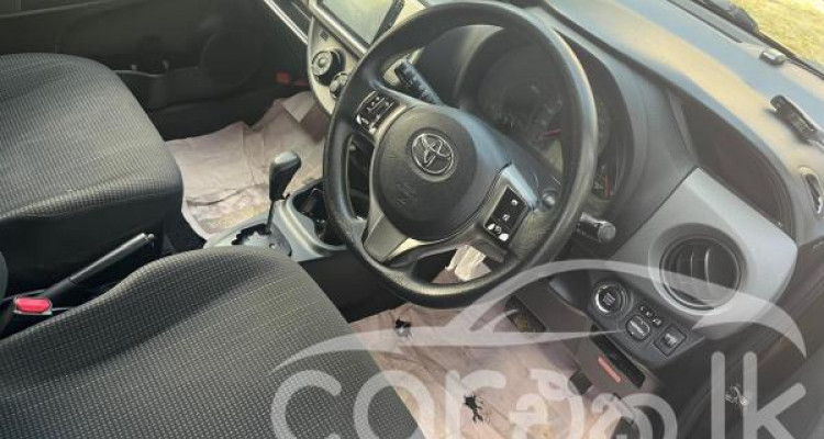 TOYOTA VITZ 2015