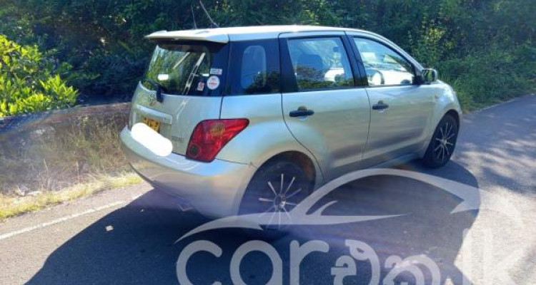 TOYOTA IST 2003
