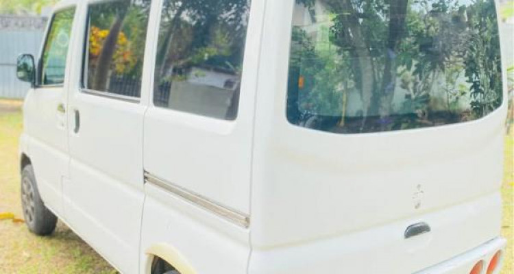 MITSUBISHI MINICAB 2001