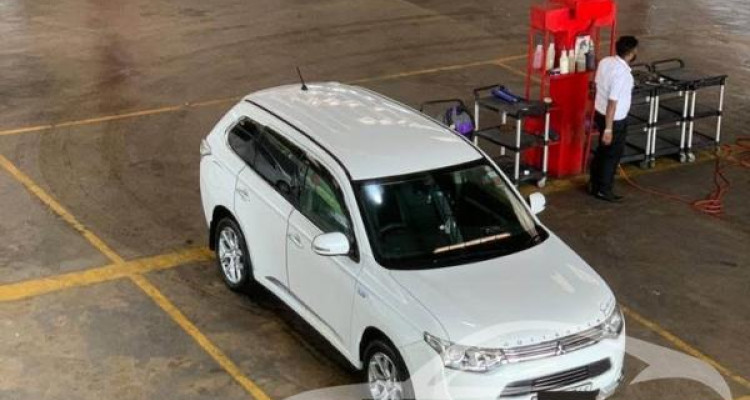 MITSUBISHI OUTLANDER PHEV 2015