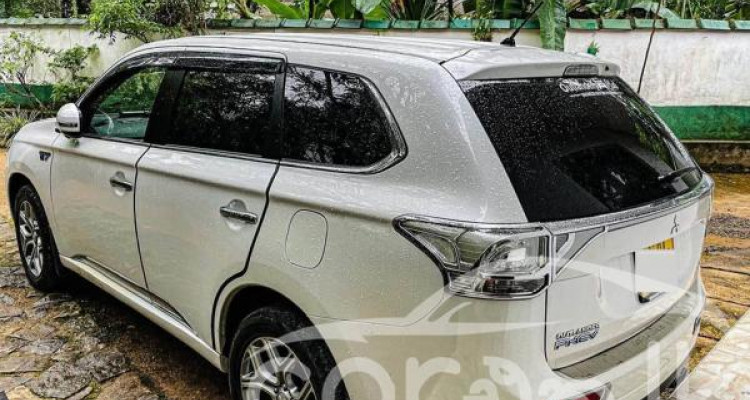 MITSUBISHI OUTLANDER PHEV 2015