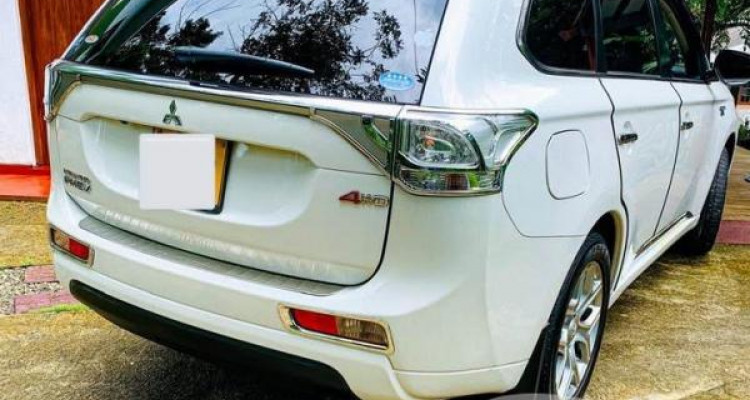 MITSUBISHI OUTLANDER PHEV 2015