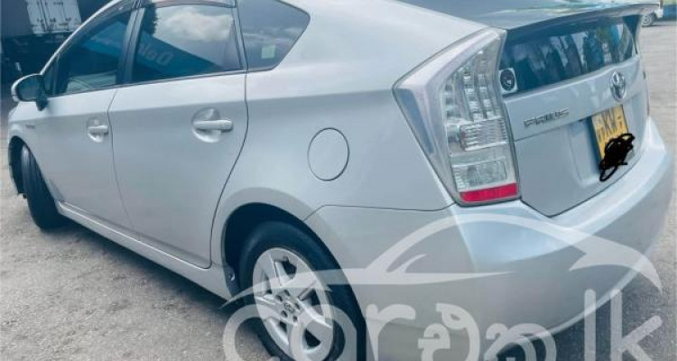 TOYOTA PRIUS 2011