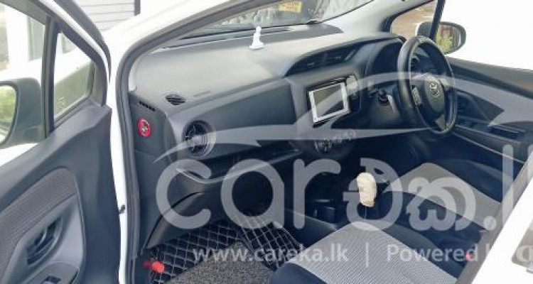 TOYOTA VITZ 2017