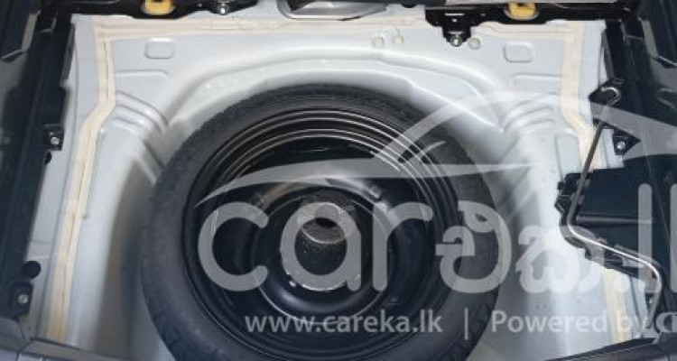 TOYOTA VITZ 2017