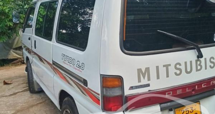 MITSUBISHI DELICA PO5 1995