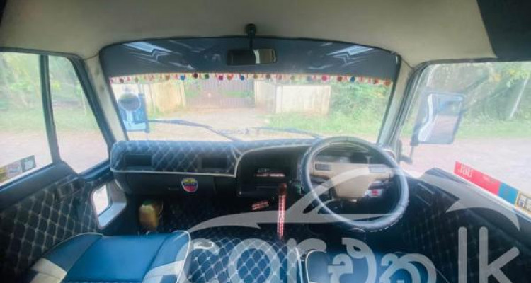 NISSAN CARAVAN 1983