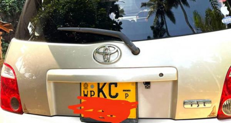 TOYOTA IST 2003