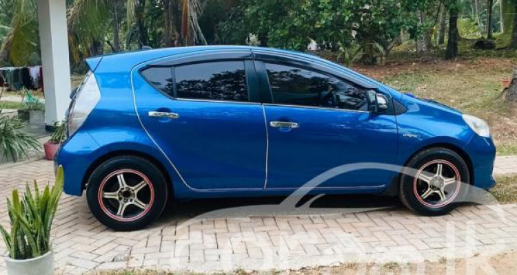 TOYOTA AQUA 2012