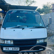 NISSAN CARAVAN 2001