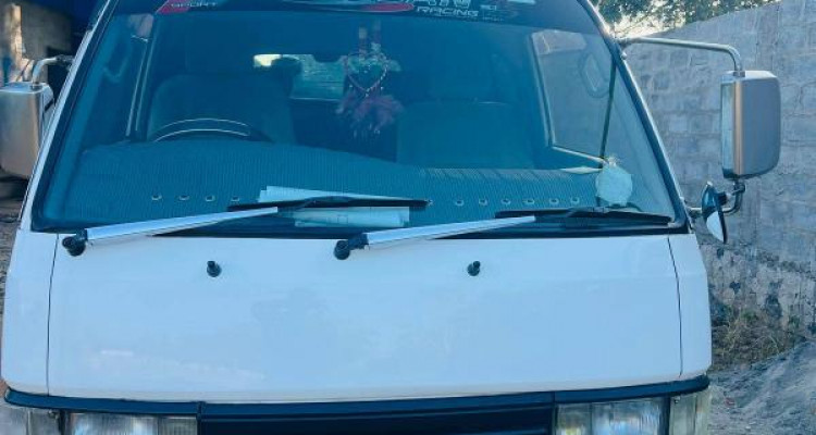 NISSAN CARAVAN 2001