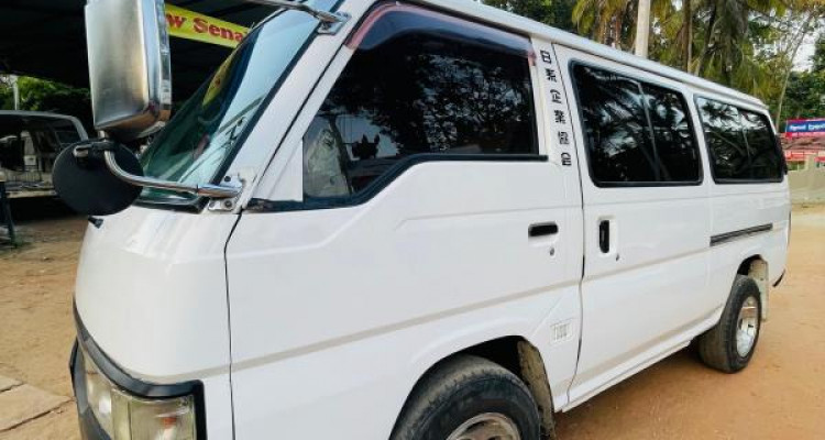 NISSAN CARAVAN 2001