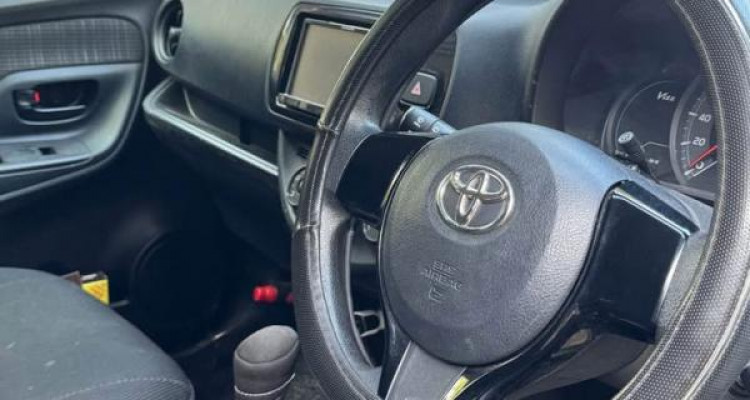 TOYOTA VITZ 2017