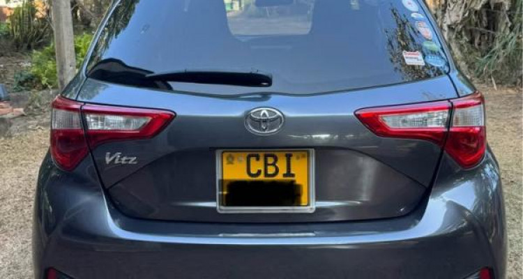 TOYOTA VITZ 2017
