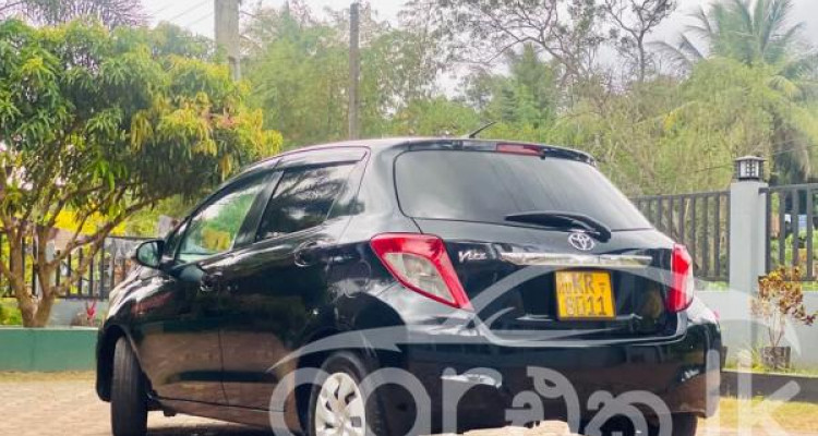 TOYOTA VITZ 2011