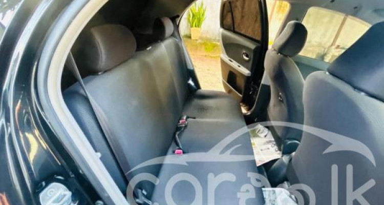 TOYOTA VITZ 2010