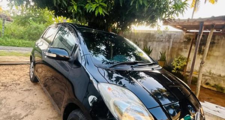 TOYOTA VITZ 2010