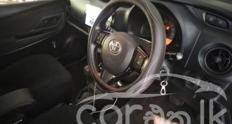 TOYOTA VITZ 2017