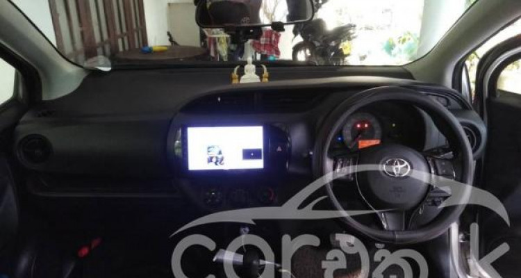 TOYOTA VITZ 2017