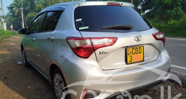 TOYOTA VITZ 2017