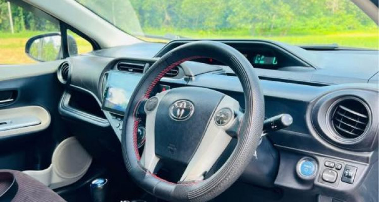 TOYOTA AQUA 2012