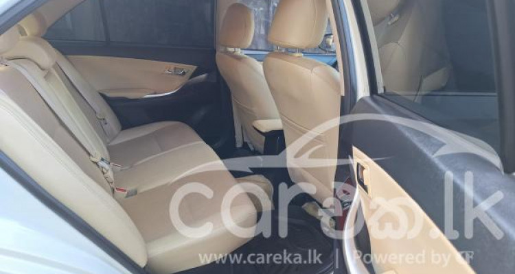 TOYOTA PREMIO 2017