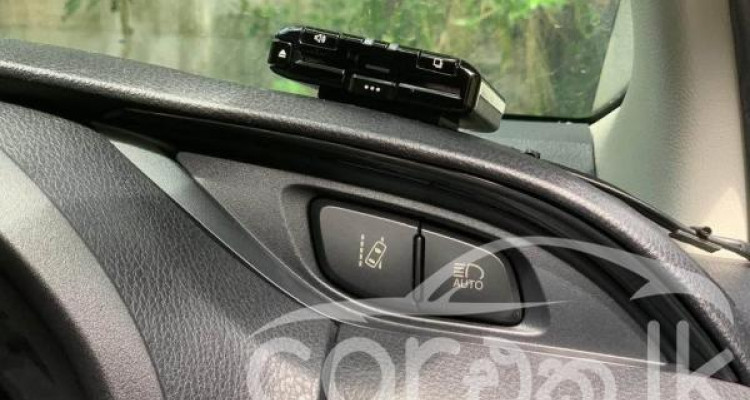 TOYOTA VITZ 2018