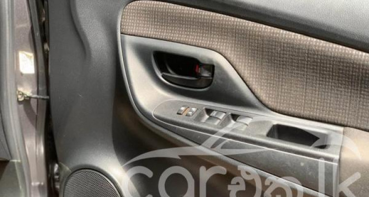 TOYOTA VITZ 2018