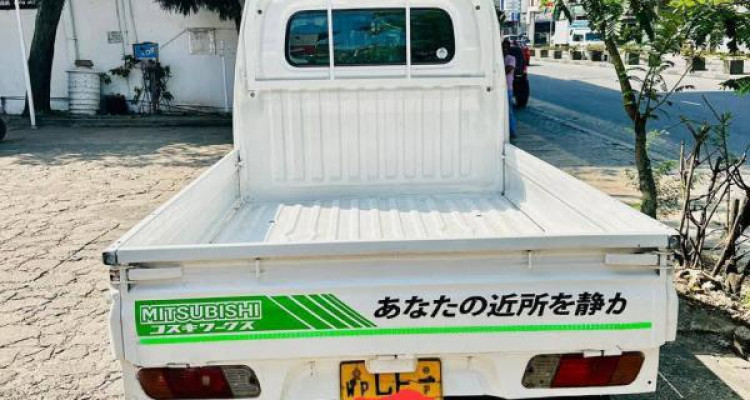 NISSAN U71 2003
