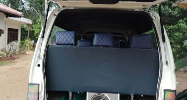 NISSAN CARAVAN 1992