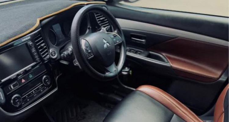 MITSUBISHI OUTLANDER PHEV 2015
